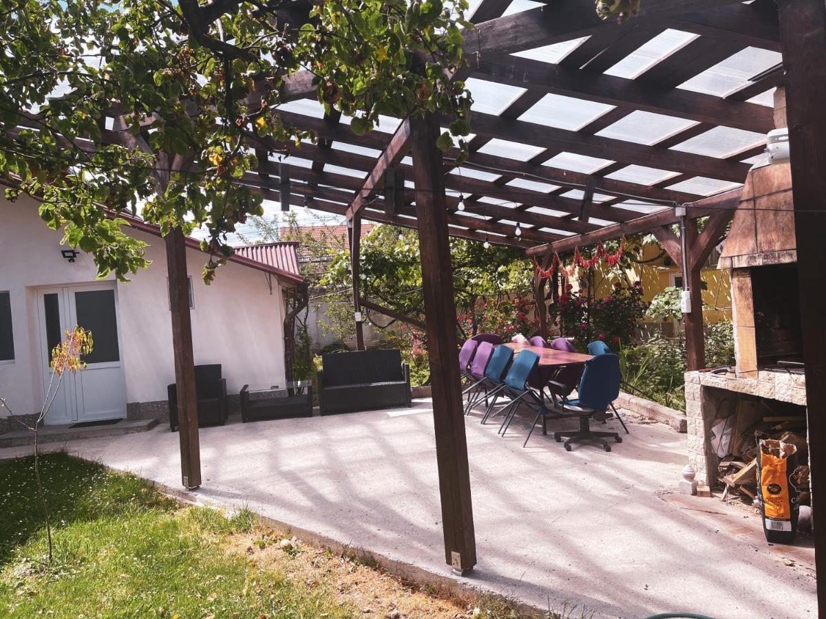 Garage Apartment Râșnov Rasnov Exterior foto